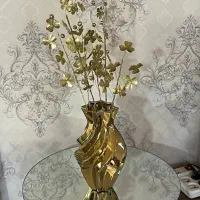 میز و گلدان و گل