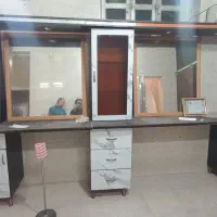 دکور و صندلی سه تیکه و چرخ دار و کمد شیشه ایی. میز