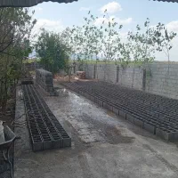 کارگر عادی در محیط تولید بلوک وحمل بلوک