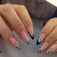 آموزش کاشت ناخن وخدمات ناخن تتو