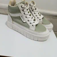 نیم بوت|کیف، کفش، کمربند|قم, چهل درخت‎|دیوار