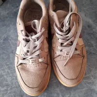 کفش|کفش و لباس بچه|میانه, |دیوار