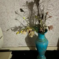 گلدان بلند به همراه گل