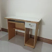 میز کامپیوتر کارکرده اما سالم