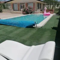 تخت کنار استخر