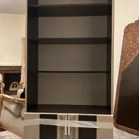 میز تحریر و کتابخانه