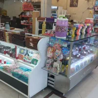 فروشنده خانم غرفه لواشک و پاستیل