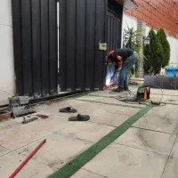 جوشکار ماهر جهت نصب کرکره و بالابر