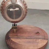 استند چوبی کمانچه|سازهای سنتی|تهران, فلسطین (میدان انقلاب)|دیوار