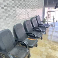 صندلی انتظار چرم تمیز