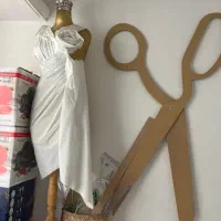 مانکن و قیچی چوبی