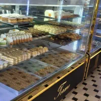 فروشنده شیرینی فروشی