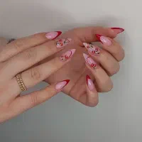 کاشت و ترمیم ناخن ۶ سال سابقه کاری درخشان