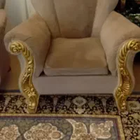 یک عد میز ناهار خوری ویک مبل 3نفره