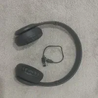 یک هدفون ویک ساعت