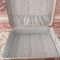 چمدان قدیمی و کف تخت خواب نو نو