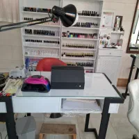 ناخن‌کار حرفه‌ای و دارای مشتری