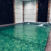 ویلا استخر داخل بنا اب گرم
