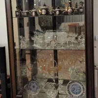 بوفه ویترین تمام شیشه پایه دار ۴ ط،پشت  آینه ۳۸۰۰م