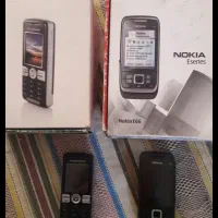 دو عدد گوشی سونی و نوکیا با کارتون و دفترچه