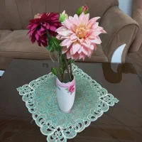 دو شاخه گل کوکب مصنوعی و یک شاخه گل رز