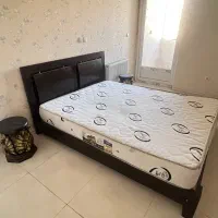 مبل ۷ نفره همراه با تخت دو نفره در حد نو