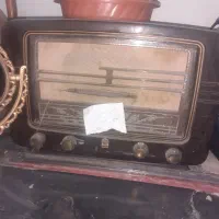 رادیو قدیمی روشن سالم سالم
