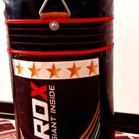 کیسه بوکس همراه با دستکش بوکس. ماشین کودک