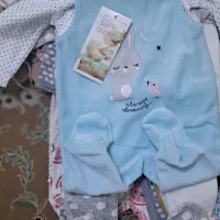 یک چمدان بزرگ پر از لباس کودک دخترانه خارجی