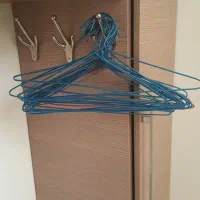 چوب لباسی مفتولی با روکش پلاستیکی|بندرخت و رخت‌آویز|شیراز, سینما سعدی|دیوار