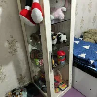 بوفه وکمدایستاده