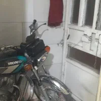 در حیاط آهنی