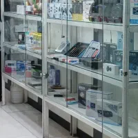 کمد چوبی ویترین فلزی تمام شیشه