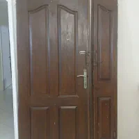 درب اپارتمان و اتاقی