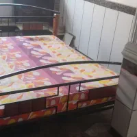 تخت خواب دو نفره فلز و چوب همراه تشک زیر تشکی فلزی|تخت و سرویس خواب|نهاوند, |دیوار