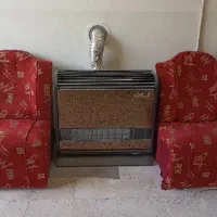 مبل کارکرده و فرسوده و میز جلو مبلی