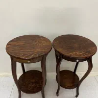 دو عدد میز چوبی کنار سالنی ،آباژور ،تلفن