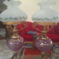 یک جفت لاله کنار سالنی آنتیک