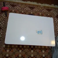 میز تحریر نشسته وایت بردی