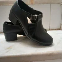 فروش یک جفت کفش زنانه