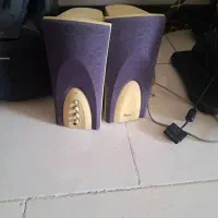 تعدادی کیبرد و موس و اسپیکر کامپیوتر