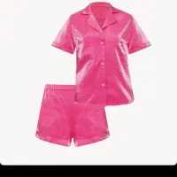 فروشنده خانم پوشاک