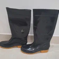 چکمه نو|کیف، کفش، کمربند|صومعه‌سرا, |دیوار