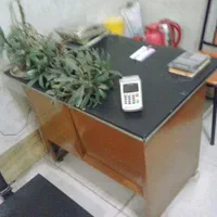 میز فلزی با شیشه سکوریت