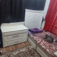 تخت نوجوان ودراور.تخت دونفره وکنارمیزی سفید