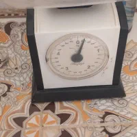 یک ترازو و یک بخار پز