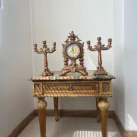 میز و ایینه و شمعدان