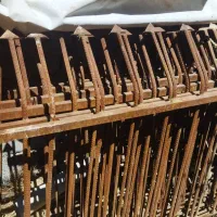 درب کارگاهی ونرده روی دیوار|مصالح و تجهیزات ساختمان|بهار, |دیوار