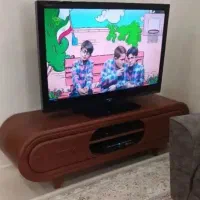تلوزیون خانگی با میزش