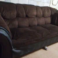 یک عدد کاناپه سه نفره پایه فلزی